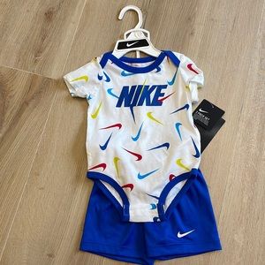 NWT Infant two-piece NIKE set . Size 6 months
